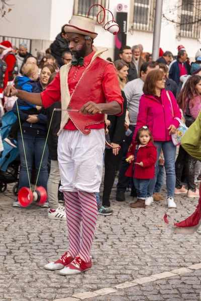 Zábavné postavy v průvodu — Stock fotografie