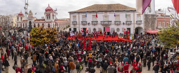 Vue large du public de l "événement santa claus — Photo