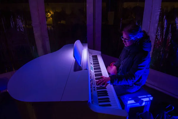 El hombre toca el piano — Foto de Stock