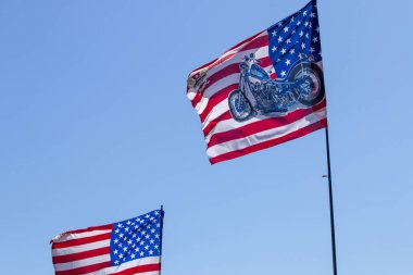 Mavi gökyüzü üzerinde Amerikan bayrağı