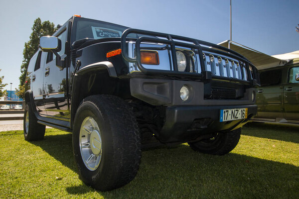 Экспозиция старинных автомобилей на выставке
