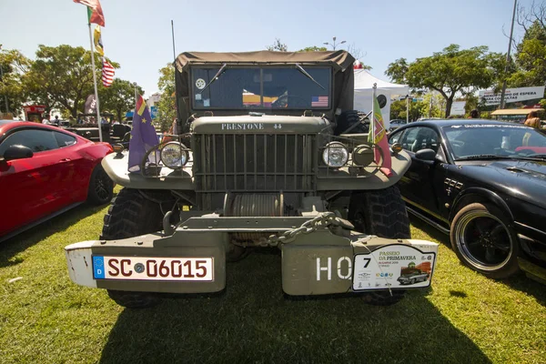 Экспозиция старинных автомобилей на выставке — стоковое фото