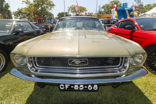 Exhibición de coches antiguos en la exposición —  Fotos de Stock