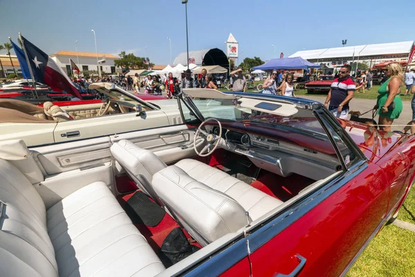 Exhibición de coches antiguos en la exposición —  Fotos de Stock