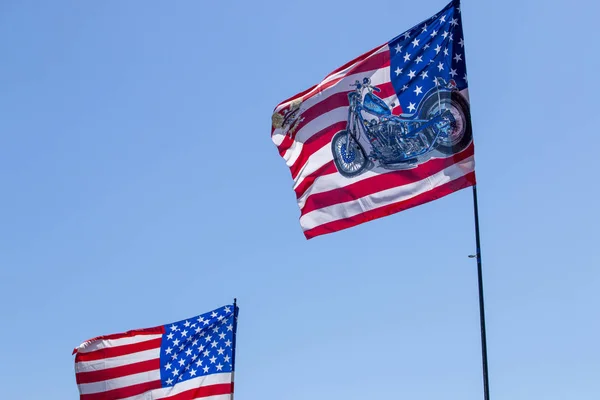 Amerikaanse vlag boven een blauwe lucht — Stockfoto