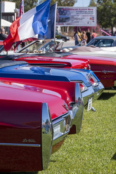 Exhibición de coches antiguos en la exposición —  Fotos de Stock