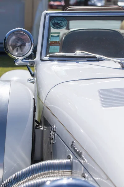 Exhibición de coches antiguos en la exposición — Foto de Stock