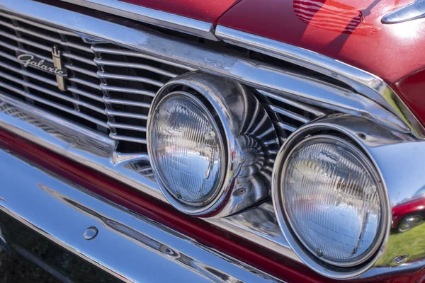 Exhibición de coches antiguos en la exposición — Foto de Stock