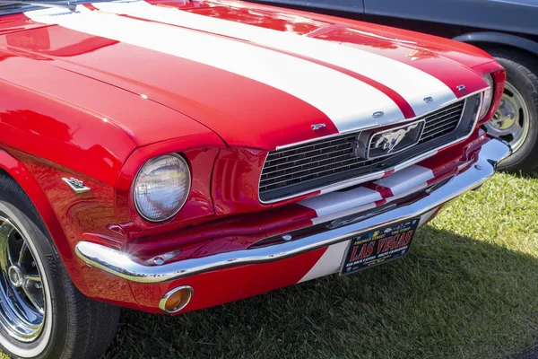 Exhibición de coches antiguos en la exposición — Foto de Stock