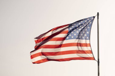 Mavi gökyüzü üzerinde Amerikan bayrağı