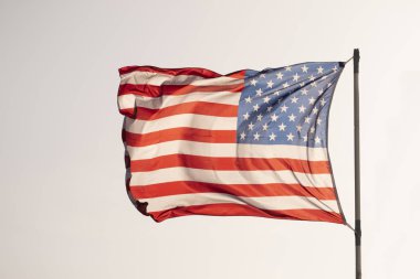 Mavi gökyüzü üzerinde Amerikan bayrağı