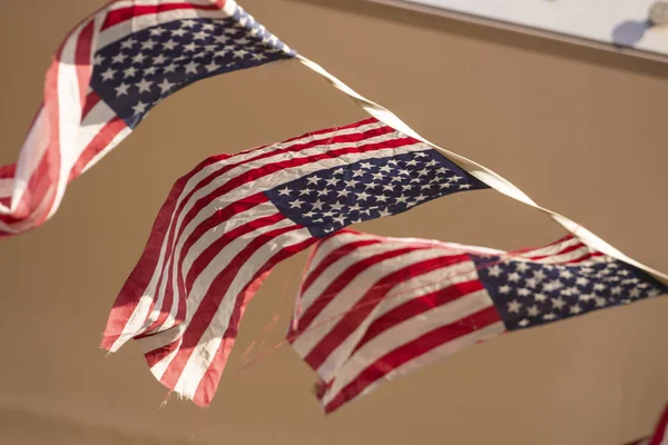 Amerikaanse vlag boven een blauwe lucht — Stockfoto