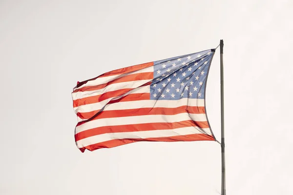 Amerikaanse vlag boven een blauwe lucht — Stockfoto