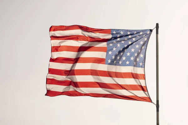 Amerikaanse vlag boven een blauwe lucht — Stockfoto