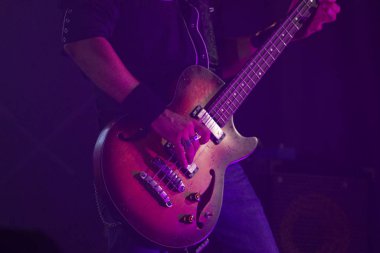 Rock gitarını kapat.
