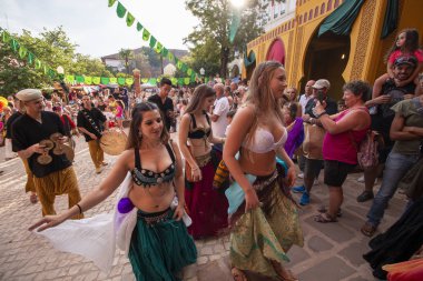 Festivalde ortaçağ sanatçıları