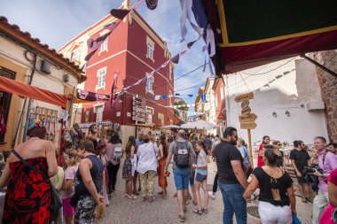 İnsanlar alışveriş yapar ve adil bir şekilde yürür