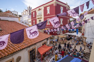 İnsanlar alışveriş yapar ve adil bir şekilde yürür