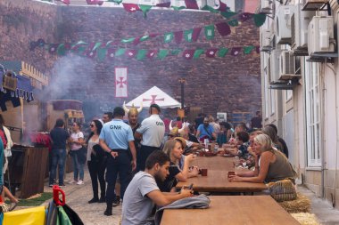 Ortaçağ festivalinde yemek salonu