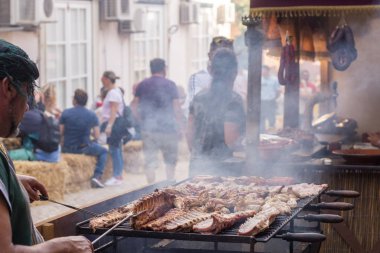 Ortaçağ festivalinde yemek salonu
