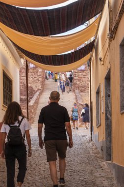 İnsanlar alışveriş yapar ve adil bir şekilde yürür