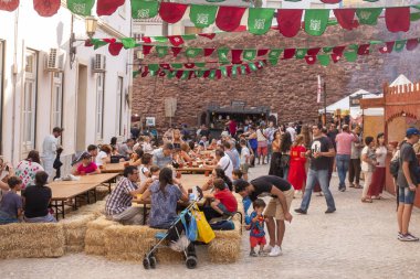Ortaçağ festivalinde yemek salonu