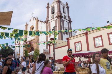 İnsanlar alışveriş yapar ve adil bir şekilde yürür