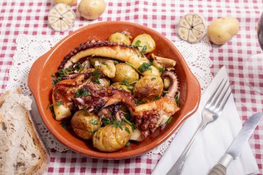 Izgara ahtapot, patates, sarımsak ve salsa sosu..