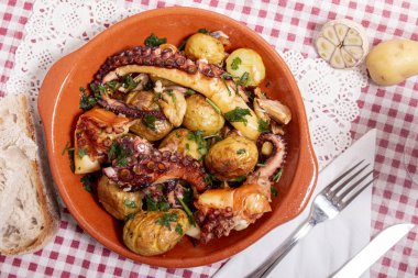 Izgara ahtapot, patates, sarımsak ve salsa sosu..