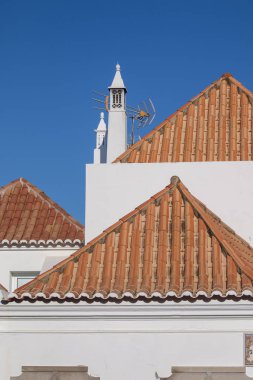 Mavi gökyüzünün üzerindeki çatılar.