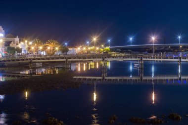 Tavira şehrinin gece manzarası 