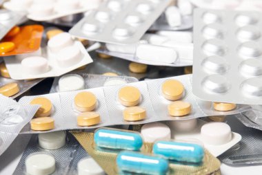 Çeşitli ilaç karışımları.