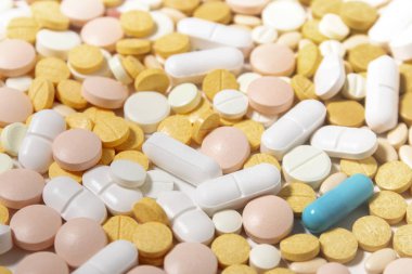 Çeşitli ilaç karışımları.