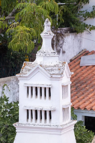 Cheminées portugaises traditionnelles et belles — Photo