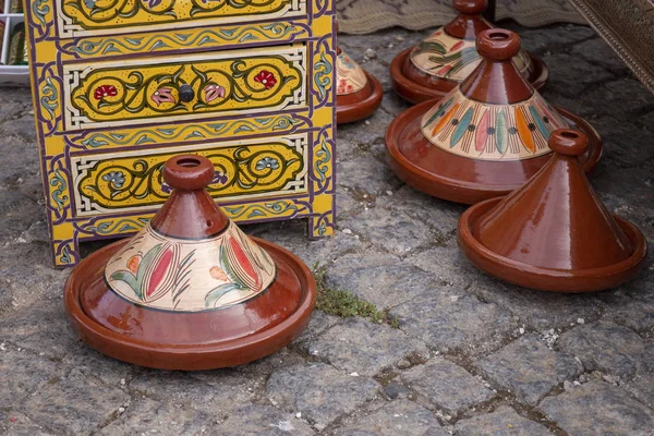 Teetisch aus Holz und Tajine-Steingut — Stockfoto