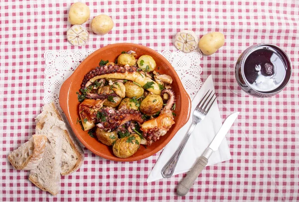 Ocotpus grelhado com batatas, alho e salsa . — Fotografia de Stock