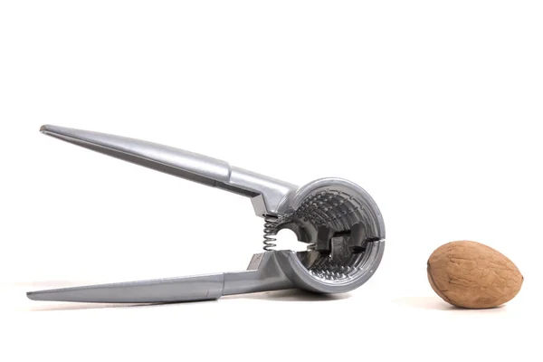 Металевий інструмент для розтріскування горіхів — стокове фото