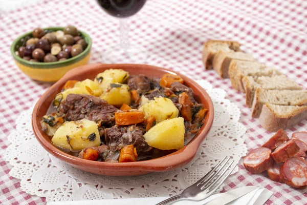 Farinha rústica de rabo de boi com batata e cenoura — Fotografia de Stock