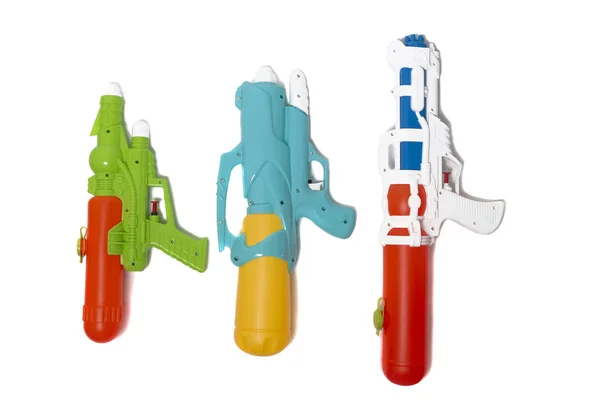 Красочные пластиковые водяные пистолеты — стоковое фото