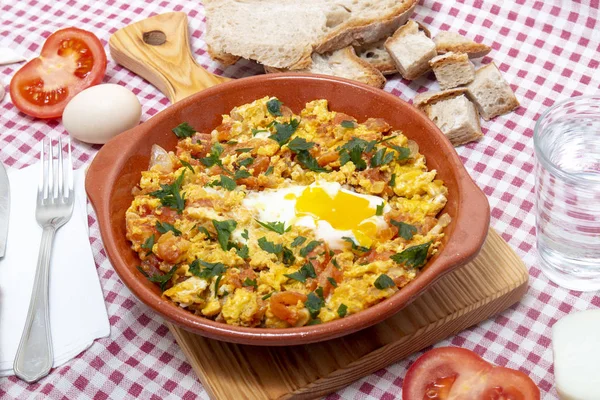 Παραδοσιακό σπιτικό γεύμα τομάτας με αυγό — Φωτογραφία Αρχείου