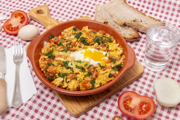Traditionellt hemlagat tomatmjöl med ägg — Stockfoto