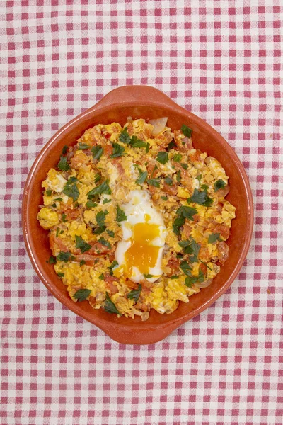 Repas traditionnel maison de tomate avec oeuf — Photo