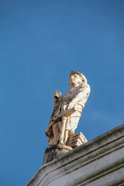 Estatuas de mármol en la parte superior del edificio — Foto de Stock