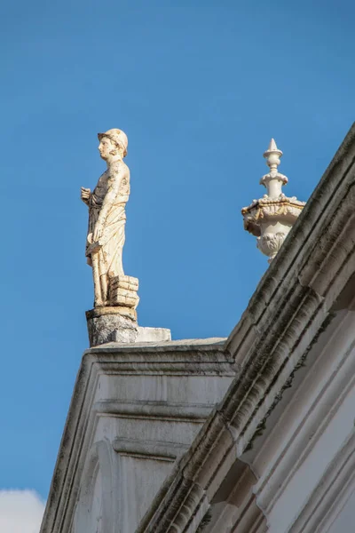 Estatuas de mármol en la parte superior del edificio — Foto de Stock