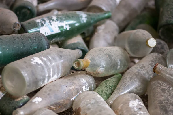 Botellas viejas abandonadas —  Fotos de Stock