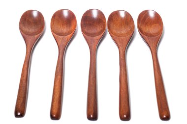 Beyaz arka planda tahta kaşıklar