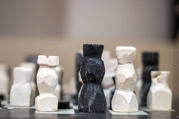 Figury szachowe wyrzeźbione w marmurze — Zdjęcie stockowe
