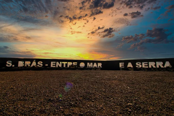 Frase de montaña esboza el cielo — Foto de Stock