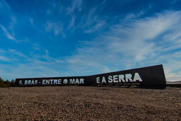 Frase de montaña esboza el cielo — Foto de Stock