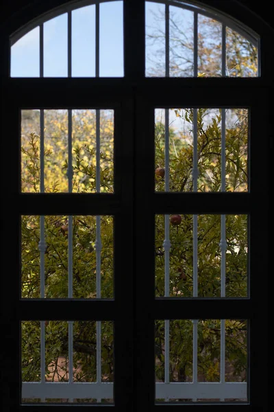 Metal barlar ile pencere — Stok fotoğraf